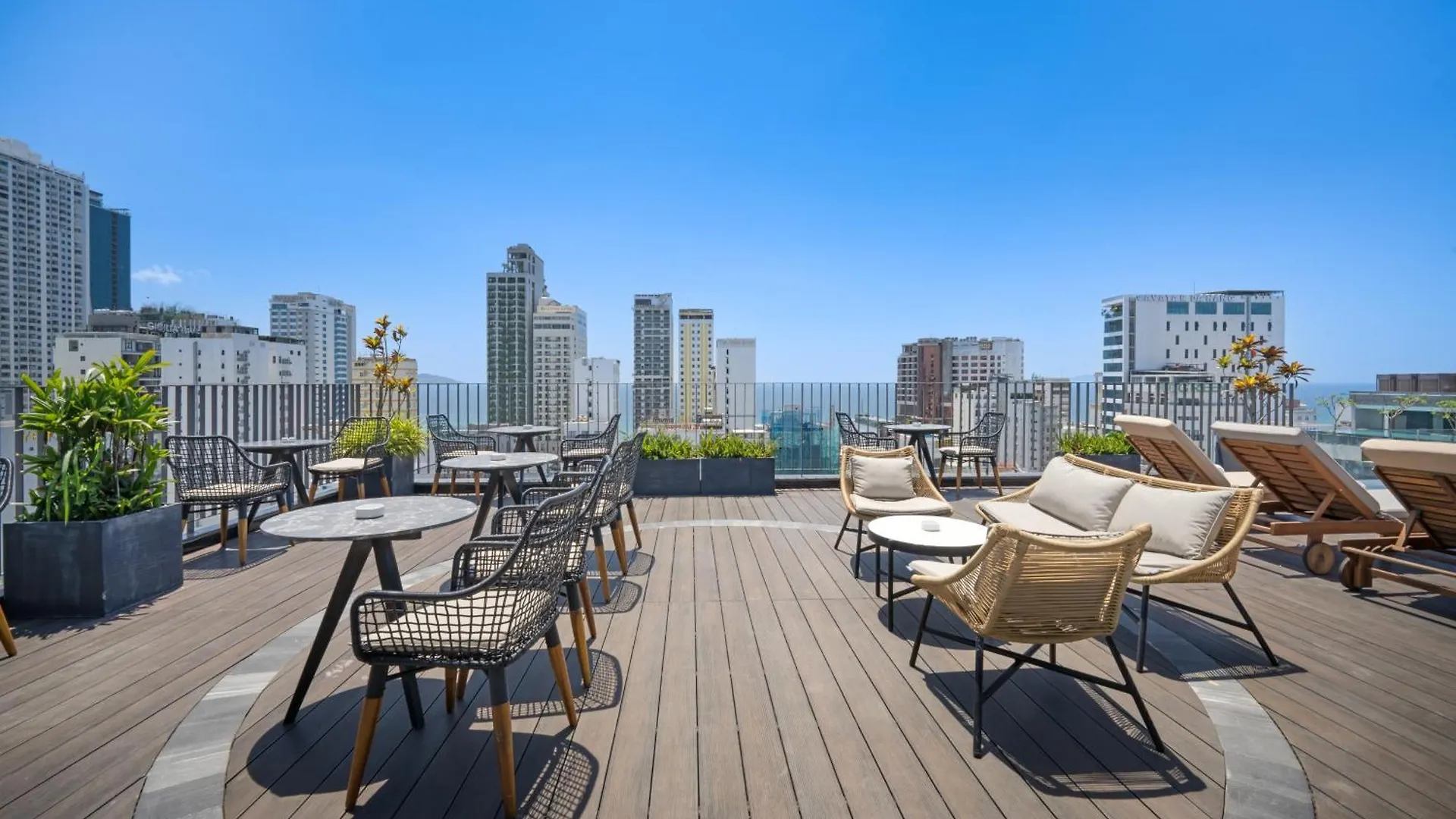 Golden Lotus Grand Da Nang - Panoramic Rooftop Bar & Daily Afternoon Tea