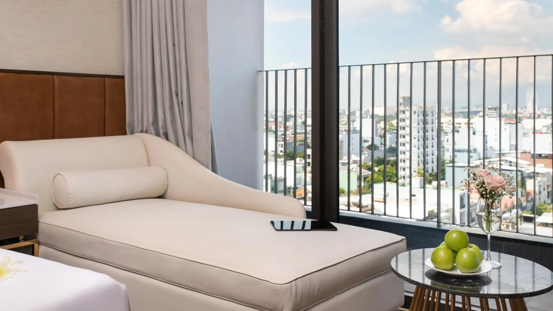 Golden Lotus Grand Da Nang - Panoramic Rooftop Bar & Daily Afternoon Tea 4*,